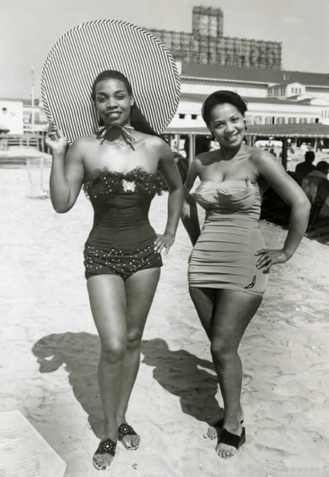 Chicken Bone Beach — Atlantic City, New Jersey (1950s). Photographs by John W. Mosley via Temple University Libraries Atlantic City New Jersey, 60s Women, African American Fashion, Cup Of Jo, Vintage Black Glamour, Atlantic City, African American Women, Vintage Glamour, Black Excellence