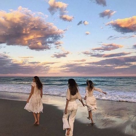 Daisy Calloway, Sisters Goals, Calloway Sisters, Friend Vacation, Three Best Friends, Sisters Photoshoot, Best Friend Photoshoot, Beach Pictures Poses, Best Friends Aesthetic