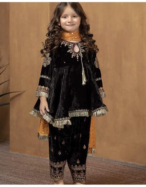 Pakistani Kids Dresses, Girls Velvet Dress, Velvet Dress Designs, Kids Frocks Design, Kids Dress Wear, Pakistani Wedding Outfits, Kids Dress Patterns, Baby Dress Design, Salwar Kamiz