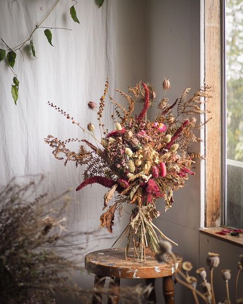 Bex Partridge on Instagram: “We played a fun game on stories then other week where I asked you this or that (swipe to see the alternative)! The answers were pretty…” Christmas Dried Flower Bouquet, Dried Flowers Aesthetic, Flower Arrangements Fall, Sympathy Bouquets, Flower Arrangements Home, Everlasting Bouquet, Christmas Advent Wreath, Design Home Ideas, Floral Preservation