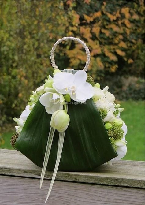 Flower Handbag, Flower Purses, Floral Handbags, Modern Flower Arrangements, Floral Bags, Deco Floral, Modern Flower, Arte Floral, Bridal Flowers