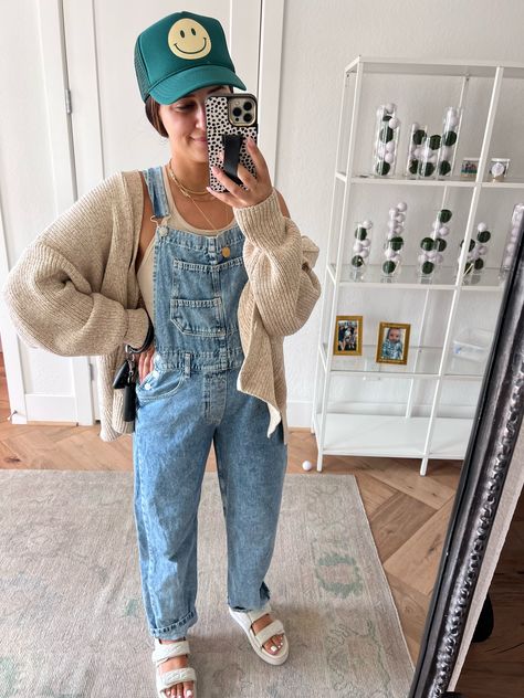 Cute Coverall Outfit, Overalls With Cardigan Outfit, Corduroy Dungarees Outfit, Sweater Under Overalls, Sweatshirt And Overalls Outfit, Dark Overalls Outfit, Pant Overalls Outfit, Light Wash Overalls Outfit, Outfit Salopette Jeans