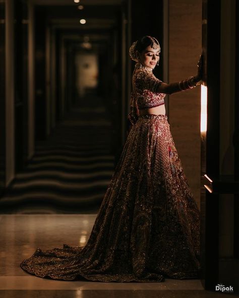 Bride Photo Poses Indian, Parlour Shoot Bride, Reception Photoshoot Poses, Bride Solo Poses Indian Wedding, Bride Single Poses, Photoshoot Lehenga, Sangeet Poses, Sangeet Photography, Reception Poses