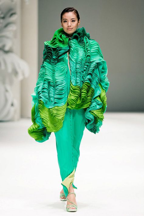 French Couture 2012 :: Maurizio Galante ruffle jacket bright green creation, impact French Couture, Singapore Fashion, Sculptural Fashion, Textiles Techniques, Couture Week, Textiles Fashion, Op Art, Color Textures, Mode Inspiration