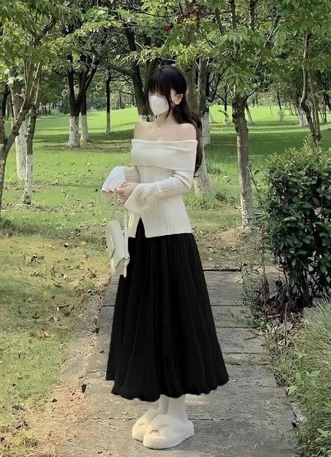 Korean Long Dress Outfit, Aesthetic Outfits With Long Skirts, Flowy Outfits Aesthetic, Korean Long Skirt, Sawako Outfit, Long Skirt Outfits Korean, Long Skirt Outfits Aesthetic, Cotton Skirt Outfit, Korean Fashion Skirt