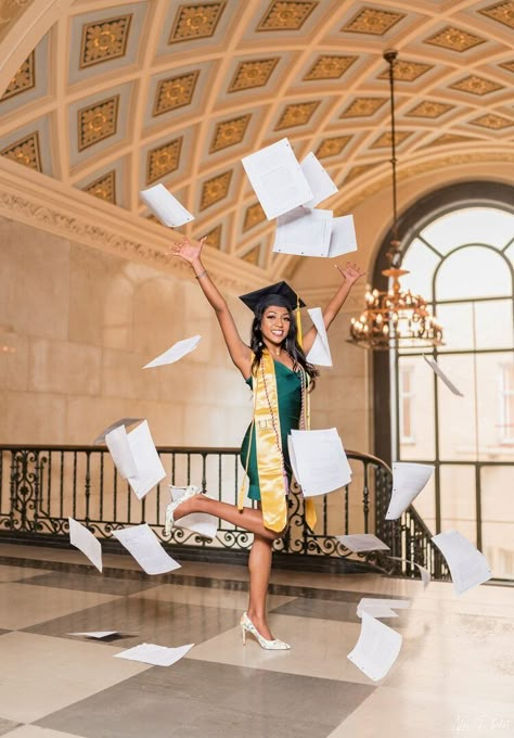 2023 College Graduation Pictures, Outside Graduation Photoshoot, College Graduation Pictures Ideas Creative, Pre Graduation Photoshoot Ideas, Graduation Poses Women, Grad Photoshoot College, Grad Photos Black Women, Photo Graduation Ideas, Black Graduation Photoshoot