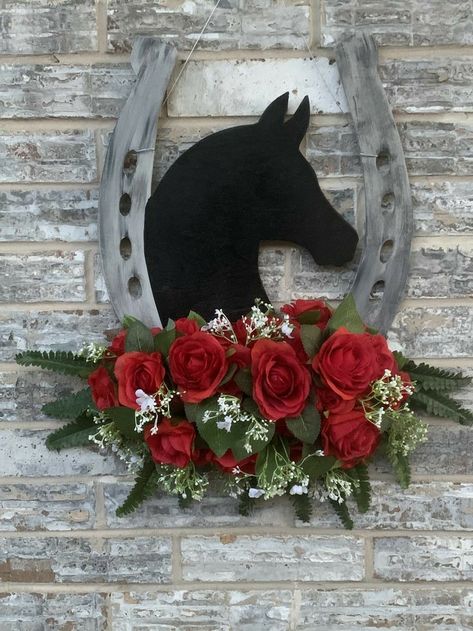 Red Quince Decorations, Kentucky Derby Centerpieces, Kids Craft Kits, Derby Party Decorations, Log Crafts, Horse Wreaths, Red Quince, Horseshoe Projects, Quince Decorations