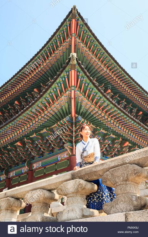 South Korea Traditional Dress, Hanbok Gyeongbokgung, Pose Angles, South Korea Traditional, Korea Photography, Autumn In Korea, South Korea Photography, Gyeongbokgung Palace, Korean Photoshoot