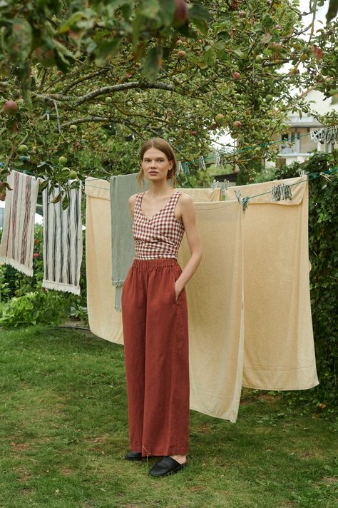 Terracotta Color Outfit, Terracotta Trousers Outfit, Terracotta Pants Outfits, Summer Earthy Outfits, Summer Linen Trousers, Toronto Style, Minimalist Dressing, Terracotta Linen, Long Linen Pants