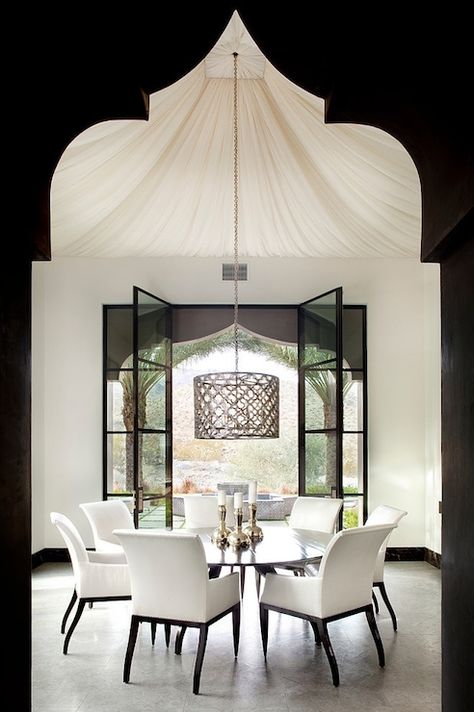 Love the tenting and the Moroccan shaped archways! This is a great example of how you can start with a very simple color pallete and still end up with a dramatic space! Moroccan Dining Room, Pakistan House, Mediterranean Dining Room, Casa Country, Moroccan Interiors, White Dining Room, Modern Moroccan, Moroccan Design, Moroccan Decor