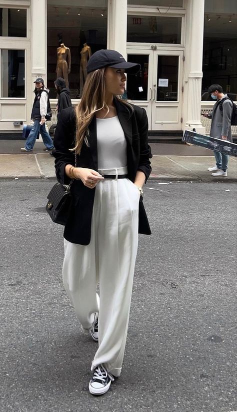 Europe Street Fashion, London Aesthetic Outfits, Fall 2023 Fashion Trends, Outfits For College, Flight Outfit, White Pants Outfit, Summer Office Outfits, Elegant Classy Outfits, Style Désinvolte Chic