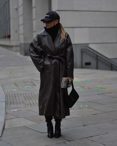 Gigi | Minimal Streetstyle on Instagram: "Rainy days in London 🤎 • • • • #trenchcoats #trenchcoatseason #trenchcoatweather #autumnoutfits #falloutfits #fallfashion2022 #fw22 #autumnstyles #dailyoutfitinspo #dailyfashioninspo #dailystyleideas #dailystyleinspo #whattoreadnext #bootslover #bootsseason #westernboots #casualchicstyle #londonbloggers #ukfbloggers #fashionbloggeruk #pinterestgirls" Day Outfit Winter, Rainy Day Outfit Winter, Minimal Chic, Black And White Aesthetic, Outfit Winter, Rainy Day Outfit, Day Outfit, Pinterest Girls, Casual Chic Style