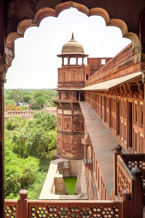 Agra Red Fort, Agra Fort Aesthetic, Agra Aesthetic, Delhi Photoshoot, Fort Aesthetic, Fort Images, Aesthetic Shots, Amer Fort, Pakistani Kurta