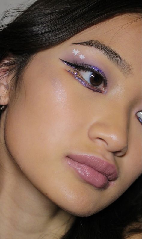 Filipina Makeup, Purple Makeup Looks, Tanned Makeup, Neutral Lips, Princess Makeup, Purple Eye Makeup, Cute Eyeshadow Looks, Purple Highlights, Glitter Eyeliner