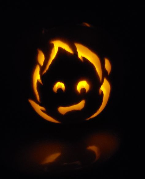 Pumpkin Carving Howls Moving Castle, Howl's Moving Castle Pumpkin, Calsifer Howl Pumpkin, Calcifer Pumpkin, Jjba Pumpkin Carving, Howls Moving Castle Pumpkin Carving, Ghibli Pumpkin, Pumpkin Carving Ideas Studio Ghibli, Calcifer Pumpkin Carving