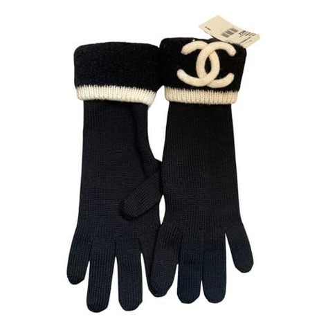 Chanel Gloves, Gloves Aesthetic, Rich Girl Style, Luxury Gloves, King Of Wrath, Closet Aesthetic, Mode Chanel, Elegant Outfit Classy, Gloves For Women