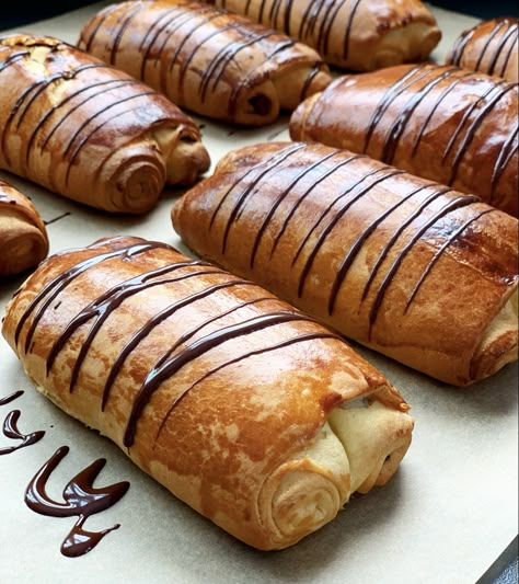 Schokobrötchen - Pains au Chocolat - lecker-macht-süchtig French Breakfast, Food L, Bakery Cakes, Bread Recipes Homemade, Bread Recipes, Donuts, Muffins, Food And Drink, Bread