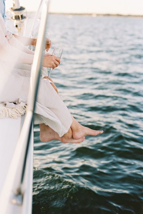 This couple celebrated their big news with a gorgeous sailboat engagement photos session at sunset, and the photos are amazing! Yatch Prenup Ideas, Yacht Engagement Photos, Yacht Photoshoot Couple, Sailboats Photography, Engagement Boat Pictures, Yacht Engagement Pictures, Sailing Engagement Photos, Family Boat Pictures, Couple Boat Photoshoot