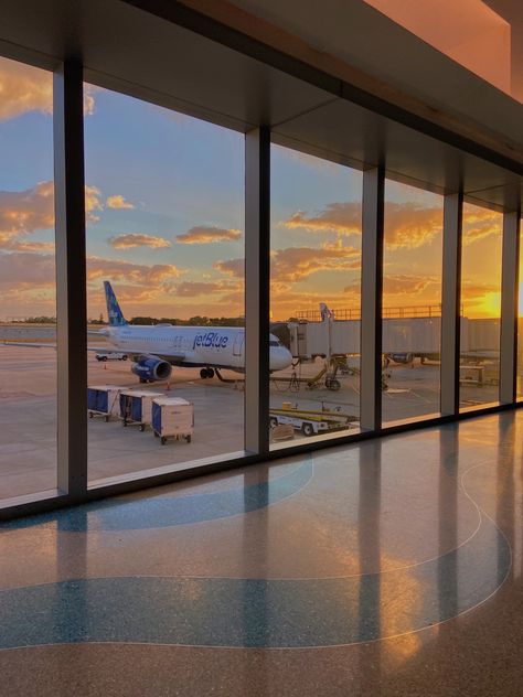 Aeropuerto y atardecer Preppy Airport Background, Airport Feeling Aesthetic, Driving To The Airport At 5 Am Aesthetic, Airport Asethic, Aeroport Aesthetic, Travel Airport Aesthetic, Airport Background, Airport Feeling, Airport Sunset