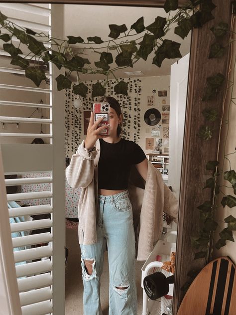 Hole Cardigan Outfit, Outfits With Knitted Cardigans, Crop Sweater Cardigan Outfit, Cardigan Styled Outfits, Outfits With Sweaters Cardigans, Cardigan Mom Jeans Outfit, Cropped Sweater Cardigan Outfit, Short Knit Cardigan Outfit, Jeans And Cardigan Outfit Summer