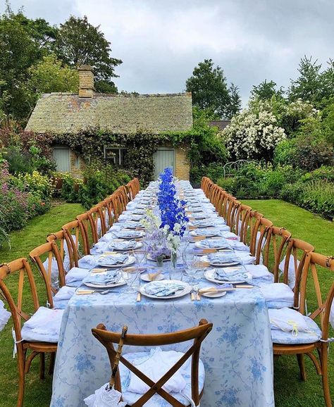 It’s a dull Summer day here in London, but we have to say this heavenly lunch scene ☝🏻in The Cotswolds rather cheered us up. Bravo… Hampton Summer, Summer Dinner Party, Fall Shoot, English Summer, Outdoor Dinner Parties, Summer Entertaining, The Cotswolds, Summer Dinner, House On A Hill