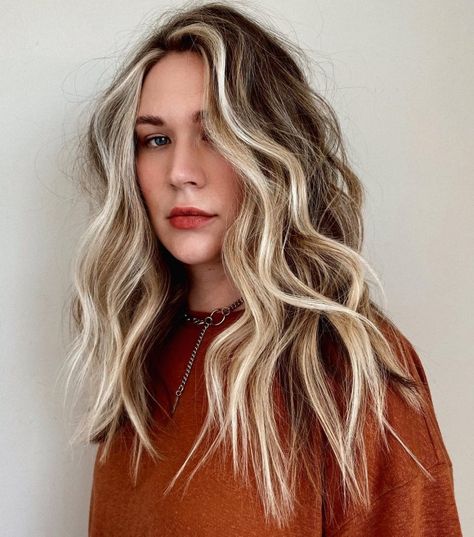 Bronde Hair with Blonde Money Pieces Money Piece Shadow Root, Hair With Blonde Money Pieces, Chunky Money Piece Hair, Blond Money Piece, Money Piece Curly Hair, Money Piece Blonde Hair, Money Piece Hair Ideas, Blonde Money Piece, Money Piece Hair