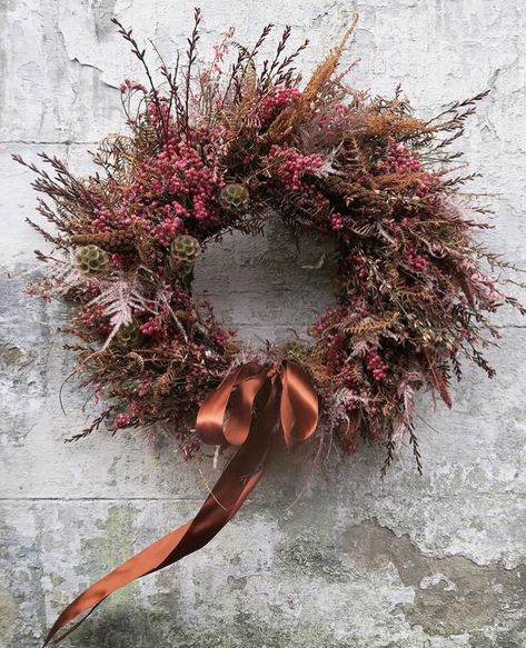 Swallows and Damsons wreath Making Wreaths, Dried Wreath, Fun Wreath, Christmas Flower Arrangements, Dried Flower Wreaths, Colonial Christmas, Seasonal Wreaths, Rustic Wreath, Christmas Flowers