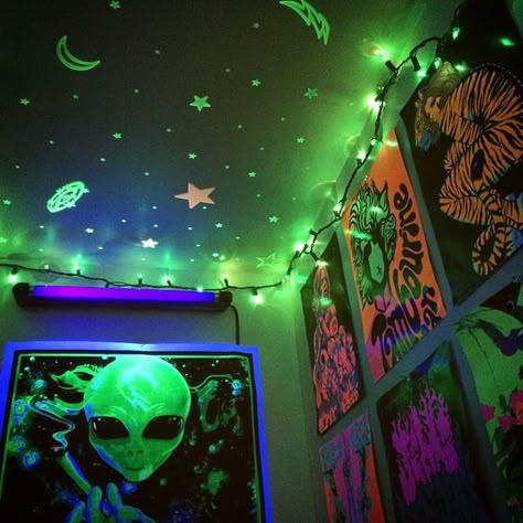 #blacklightroom #aliens #TakeMeToYourDealer Black Light Room, Hippy Bedroom, Hippie Bedroom Decor, Hippie Room, Trippy Room, Hippie Bedroom, Space Grunge, Hippy Room, Neon Room