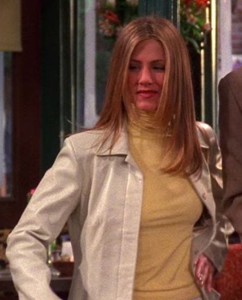 Rachel on season 6 of friends wearing a lemon yellow turtleneck paired with a creme leather jacket. Yellow Turtleneck Outfit, Friends Rachel Outfits, Yellow Turtleneck, Leather Jacket Outfit, Turtleneck Outfit, Leather Jacket Outfits, Rachel Green, Jacket Outfit, Friend Outfits