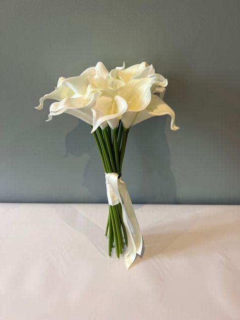 White Lilies Bouquet, White Wedding Arrangements, Dried Flowers For Wedding, Cream Wedding Bouquet, White Lily Bouquet, Lilies Bouquet, Lilies Wedding, Classic Wedding Bouquet, White Peonies Bouquet