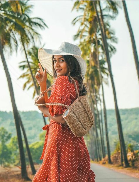 Parra Road Photo Ideas, Alleppey Photography Poses, Parra Road Photos, Para Road Goa Photography, Parra Road Goa Photoshoot, Beach Single Photoshoot, Kerala Photoshoot Ideas, Kerala Trip Outfits Women, Outfits For Kerala Trip