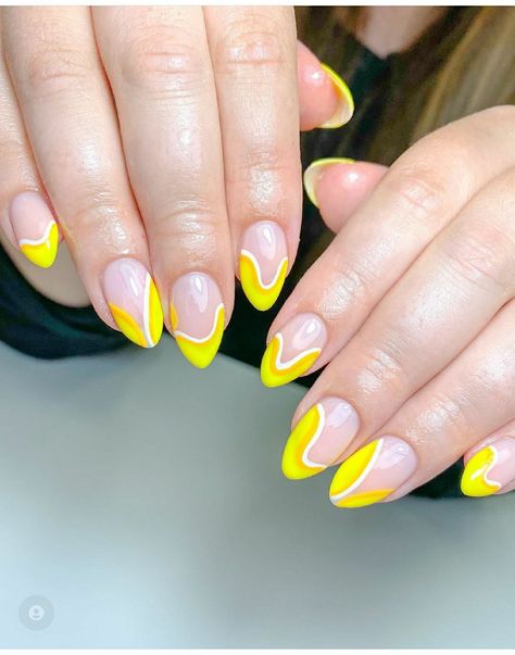 Yellow nail art Yellow Nails With Design, Nail Art Yellow, Yellow Manicure, Nail Designs With Glitter, Yellow Nail Designs, Neon Yellow Nails, Cold Play, Modern Nail Art, Nails Designs Short