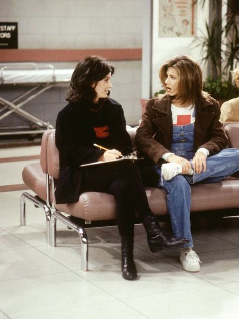 A pair of overalls and a brown corduroy jacket feel quintessentially '90s. Estilo Rachel Green, Rachel Green Friends, Rachel Green Style, Fashion Guys, Rachel Green Outfits, Jenifer Aniston, 90s Inspired Outfits, 30 Outfits, Outfits 90s