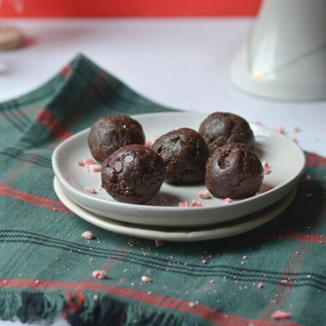 chocolate peppermint protein balls (a no-bake recipe) - Joy to the Food Peppermint Protein Balls, Mocha Latte Recipe, Healthy Snack Bars, Healthy Waffles, Protein Balls, Chocolate Powder, Hot Chocolate Mix, Peppermint Patties, Chocolate Protein Powder