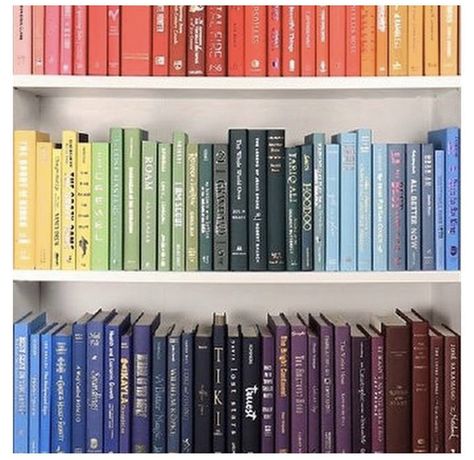 Book Organization By Color, Bookshelf Color Organized, Color Organized Bookshelf, Palette Bookshelf, Color Coded Bookshelf, Organization By Color, Bookshelf Bedroom Ideas, Room Library Ideas, Bookshelf Style