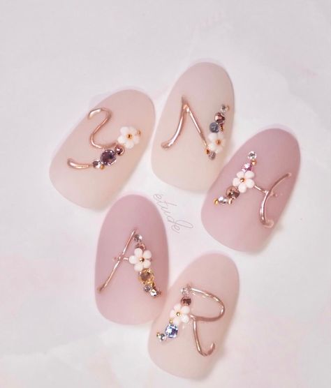 Nail Charm Ideas, Nail Paint Shades, Best Press On Nails, Engagement Nails, Multicolored Nails, Kutek Disney, Makeup Nails Designs, Bridal Nail Art, Asian Nails