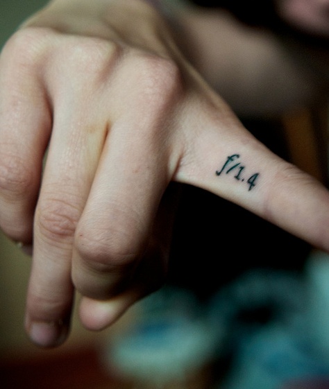 SO GETTING THIS! Finger Camera Tattoo, Camera Finger Tattoo, Photographers Tattoo Ideas, Lens Tattoo Camera, Small Photography Tattoos, Videographer Tattoo Ideas, Tattoo Camera Photography, Camera Line Tattoo, Videographer Tattoo