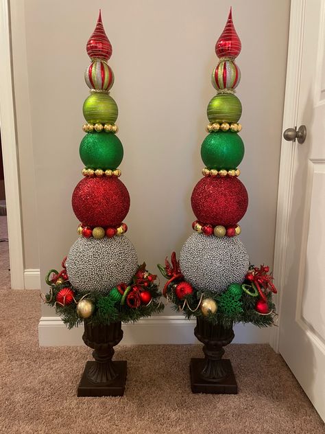 Christmas Topiary, Christmas Decorations Centerpiece, Exterior Christmas, Grinch Christmas Decorations, Christmas Porch Decor, Christmas Decorations Diy Outdoor, Diy Christmas Decorations Easy, Stovetop Potpourri, Orange Garland