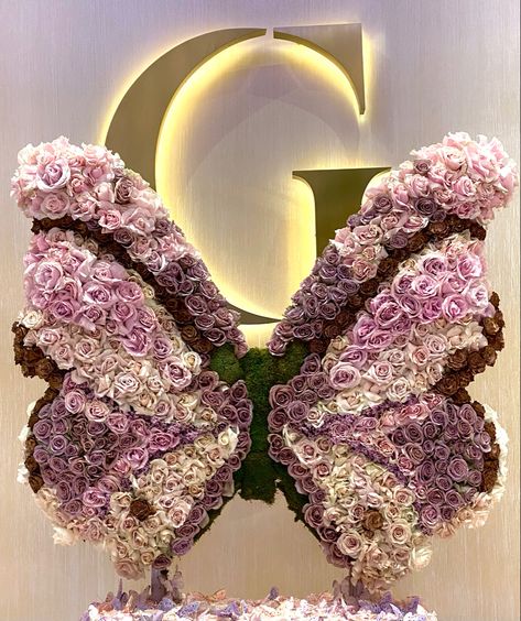 Butterfly Flower, Butterfly Flowers, Animal Kingdom, Wedding Centerpieces, Flower Arrangements, Flowers, Quick Saves, Wedding Centrepieces, Tela