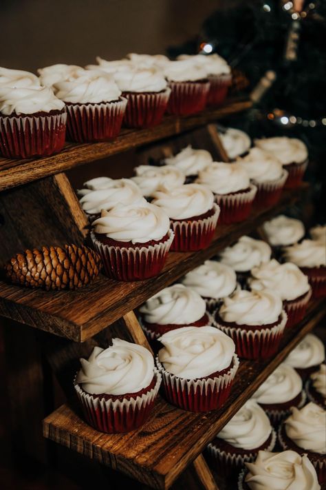 Christmas Wedding Cake Table Decorations, Maroon Wedding Dessert Table, Christmas Wedding Snacks, December Wedding Food Ideas, December Wedding Ideas Decoration, Christmas Wedding Food Ideas, Christmas Wedding Cupcakes, Christmas Wedding Dessert Table, Winter Wedding Dessert Table