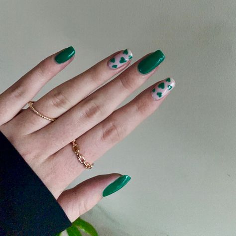 Green nails Esmeral Green Nails, Emerald Green Valentines Nails, Green Heart Nail Designs, Nails With Green Hearts, Nails Green Heart, Green Nails Heart, Simple Dark Green Nails, Green Valentines Nails, Green Heart Nails