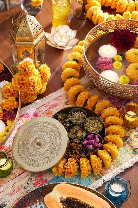 Indian Gift Ideas, Indian Party Table Decor, Indian Festive Decor, Diwali Party Table Setup, Diwali Centerpieces, Diwali Table Decor, Indian Dinner Party Table, Hindu Decor, Gold Party Sets For Diwali