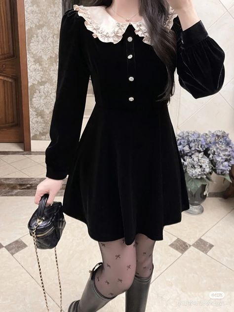 Dark Theme Aesthetic, Floral Dress Aesthetic, Queen Noor, Modest Winter Outfits, Warm Skirts, Lil Black Dress, Academia Outfits, Dark Theme, Womens Denim Dress