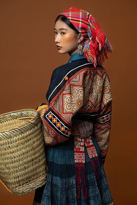 Traditional costume of the Hmong people :: Behance Hmong Fashion, Photo Manga, Hmong Clothes, Face Drawing Reference, Poses References, Arte Inspo, Folk Fashion, Foto Art, Folk Costume