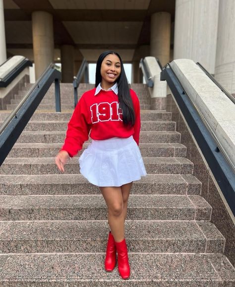 Delta Sigma Theta Sorority Photoshoot Ideas, Delta Sigma Theta Homecoming Outfits, Delta Sigma Theta Photoshoot Ideas, Sorority Photoshoot, Graduation Pic Ideas, Graduation Pic, Grad Shoot, Delta Girl, Delta Sorority