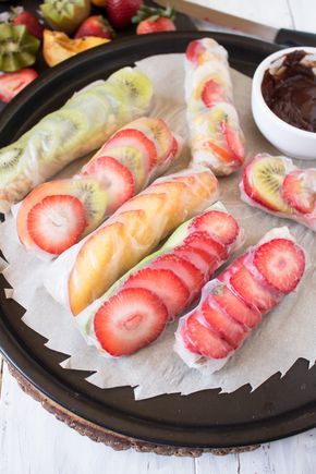 Easy Vegan Breakfast Summer Rolls (rice paper rolls or fresh spring rolls) via @ExSloth | ExSloth.com Rolls Rice Paper, Dessert Rolls, Easy Vegan Breakfast, Breakfast Summer, Spring Dessert, Fresh Spring Rolls, Vegan Breakfast Easy, Rice Paper Rolls, Makanan Diet