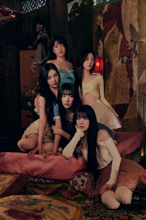 Red Velvet brings out more beautiful group and unit teaser photos for their comeback with 'Chill Kill' Red Velvet Photoshoot, Velvet Wallpaper, K Wallpaper, Photo Grouping, Red Velvet Seulgi, Girl Cakes, Group Photos, Crazy Horse, Rappers