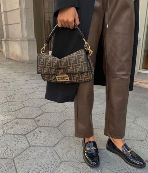 Fendi Baguette Outfit Street Styles, Fendi Baguette Street Style, Fendi Baguette Outfit, Fendi Bag Outfit, Fendi Fashion, Paris Outfits, Workwear Fashion, Fendi Baguette, Designer Handbags