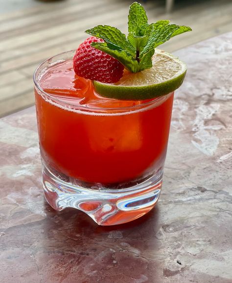 Blackberry Bourbon, Kfc Inspired Recipes, Mint Syrup, Whiskey Smash, Bourbon Smash, Cocktail Bitters, Watermelon Mint, Fresh Watermelon, Peach Tea