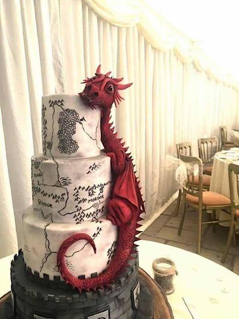 Cake Wrecks Gateau Harry Potter, Torte Creative, Dragon Cakes, Dragon Cake, Ring Cake, Torte Cupcake, Crazy Cakes, Red Dragon, Fancy Cakes